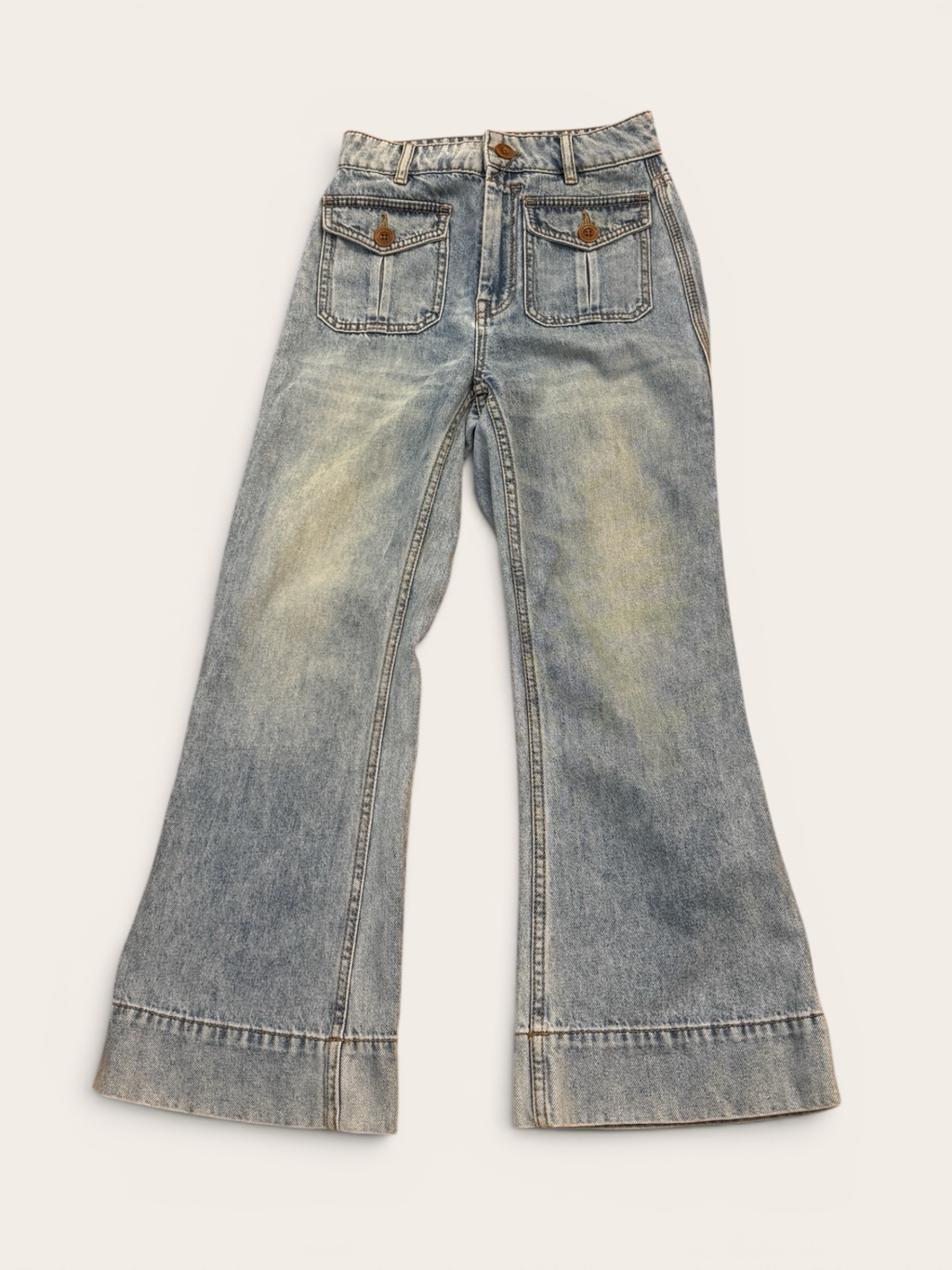 Sustainable Style Studio light blue high-waisted wide-leg denim jeans with vintage wash and flap pockets.