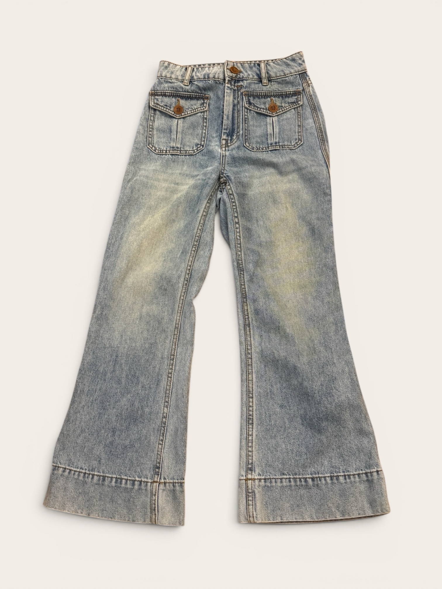 Sustainable Style Studio light blue high-waisted wide-leg denim jeans with vintage wash and flap pockets.